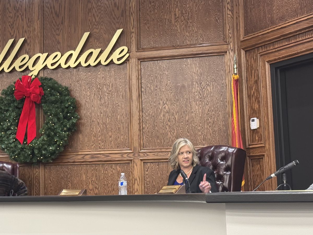 Commissioner Laura Howse speaking from the dais at a Collegedale Board of Commissioners meeting